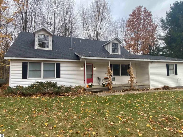 12134 Jonathon Dr, Rapid City, MI 49676