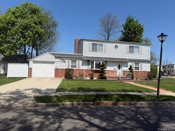42 Rhodes Dr, New Hyde Park, NY 11040