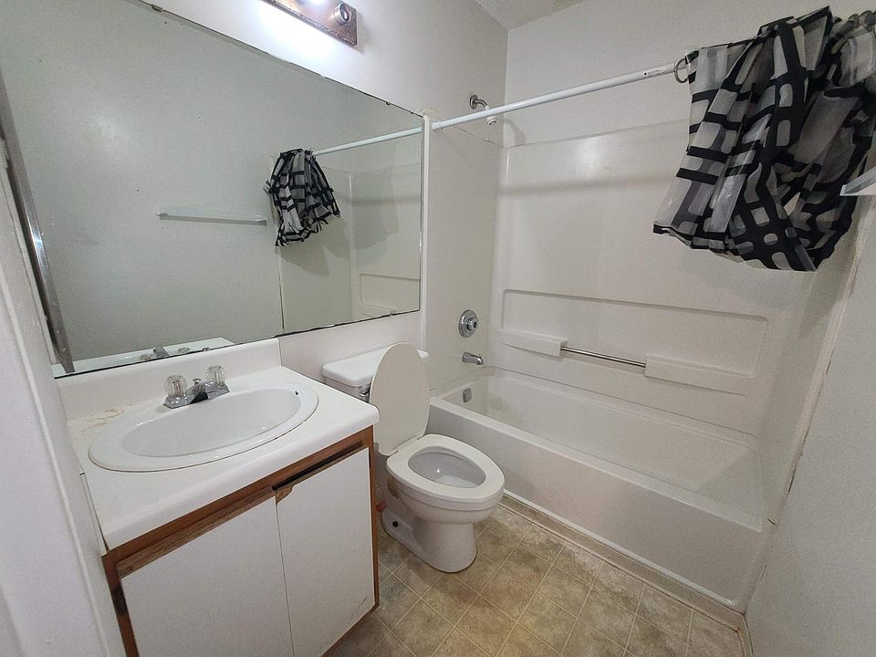 2nd image of 1410 Collegiate Cir APT 2