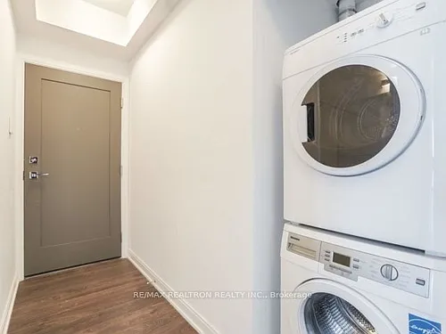42 Charles St E Photo 1