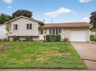 1866 Providence Dr, Bettendorf, IA