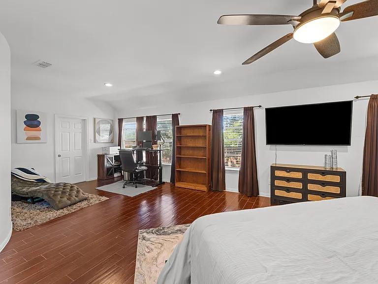 King-bed suite with a calm vibe and its own TV for cozy downtime.