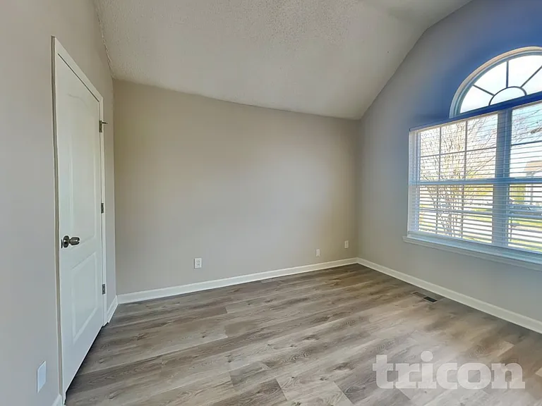 1800 University Dr — Photo 9