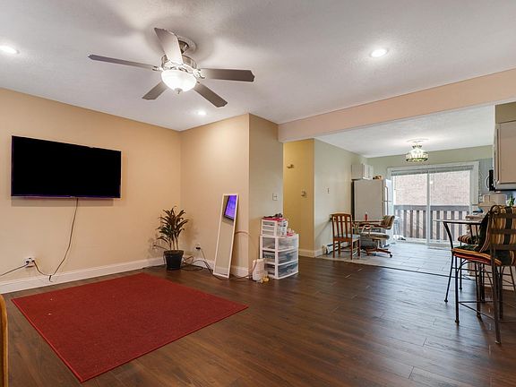 OPEN FLOOR PLAN / HARDWOOD FLOOR