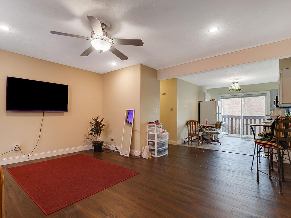 OPEN FLOOR PLAN / HARDWOOD FLOOR