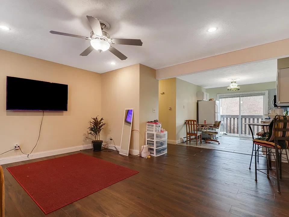 OPEN FLOOR PLAN / HARDWOOD FLOOR