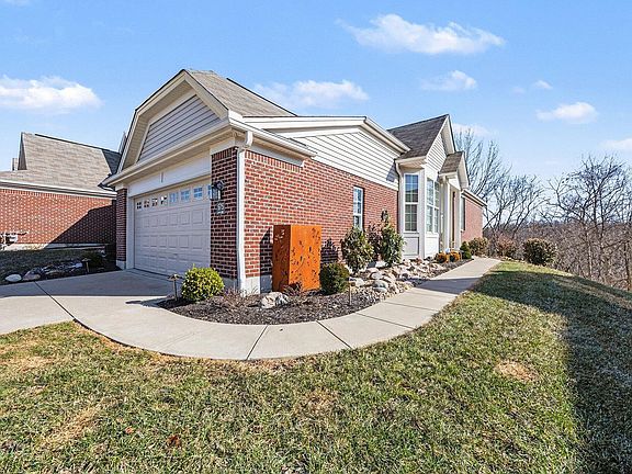 2nd image of 975 Woodsedge Dr