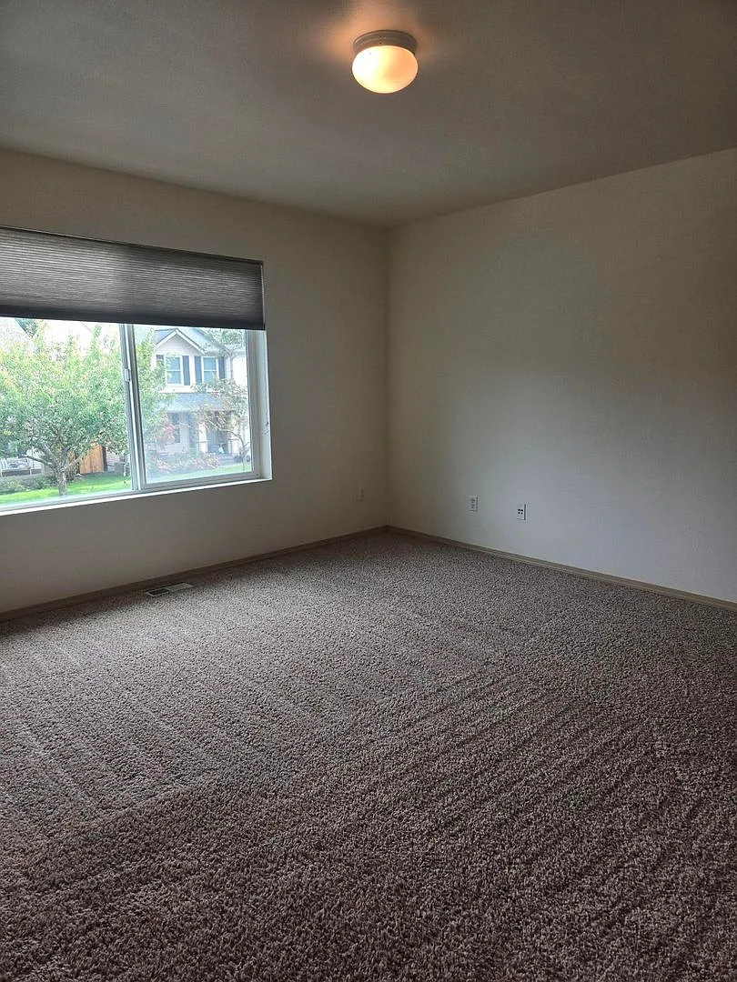Come Home To Our Spacious 4 Bedroom Home in Puyallup — Photo 4