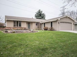 1712 Blackhawk Trl, Waukesha, WI 53186