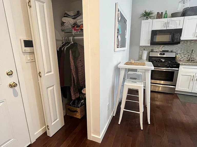 2121 Walnut St #2R — Photo 8