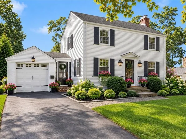 35 Hilltop Dr, Cranston, RI 02920