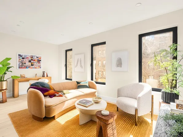 221 E 48th St #2, New York, NY 10017