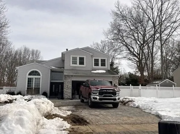 7 Sweet Briar Path, Lake Grove, NY 11755