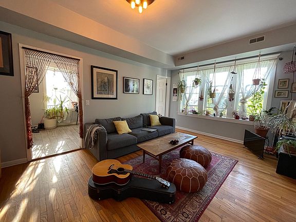 4th image of 2056 W Sawyer Ave #3B