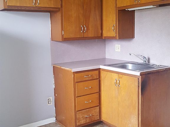 Appliances removed for cleaning but do come with the unit.
