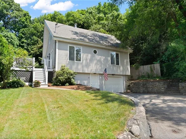 22 River Dr, Johnston, RI 02919