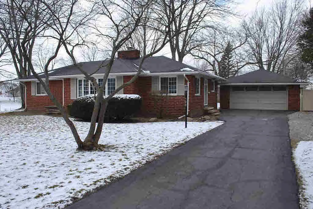 588 Riley St photo 1