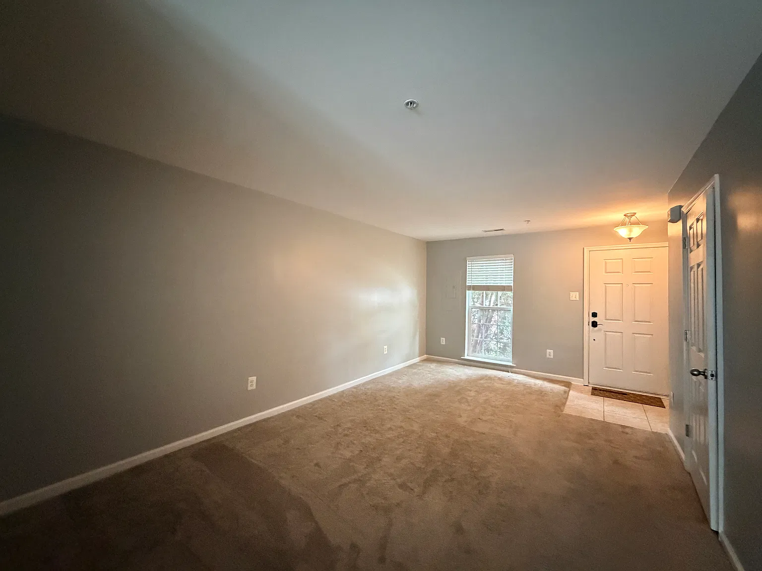 Spacious 3-bedroom, 2.5-bath home in the highly sought-after Ballenger — Photo 4