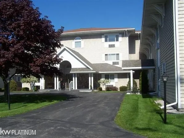 4500 Lakeshore Rd APT 20, Fort Gratiot, MI 48059