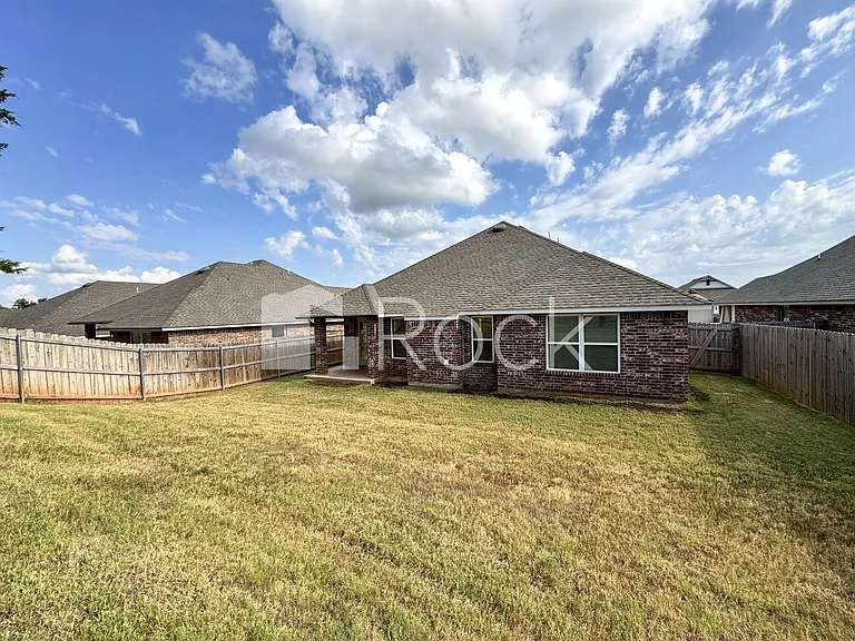1113 Magnolia Dr — Photo 3