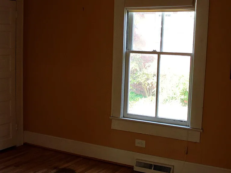 915 W Markham Ave — Photo 3