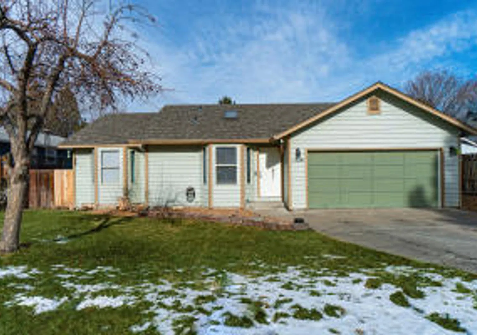 For Rent: Unfurnished Pet Friendly Single Story 3 Bed, 2 Bath, 2 Car Garage W/Large Fenced Lot — Photo 2