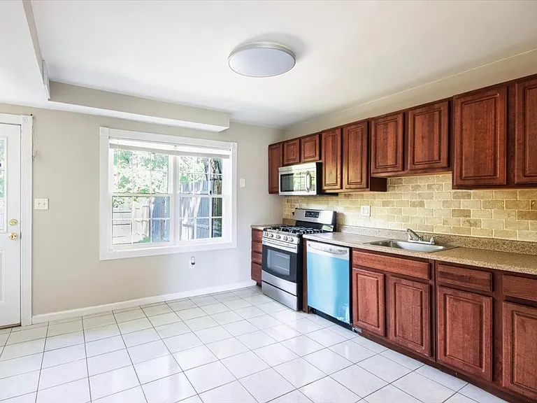 8523 Pioneer Dr — Photo 6