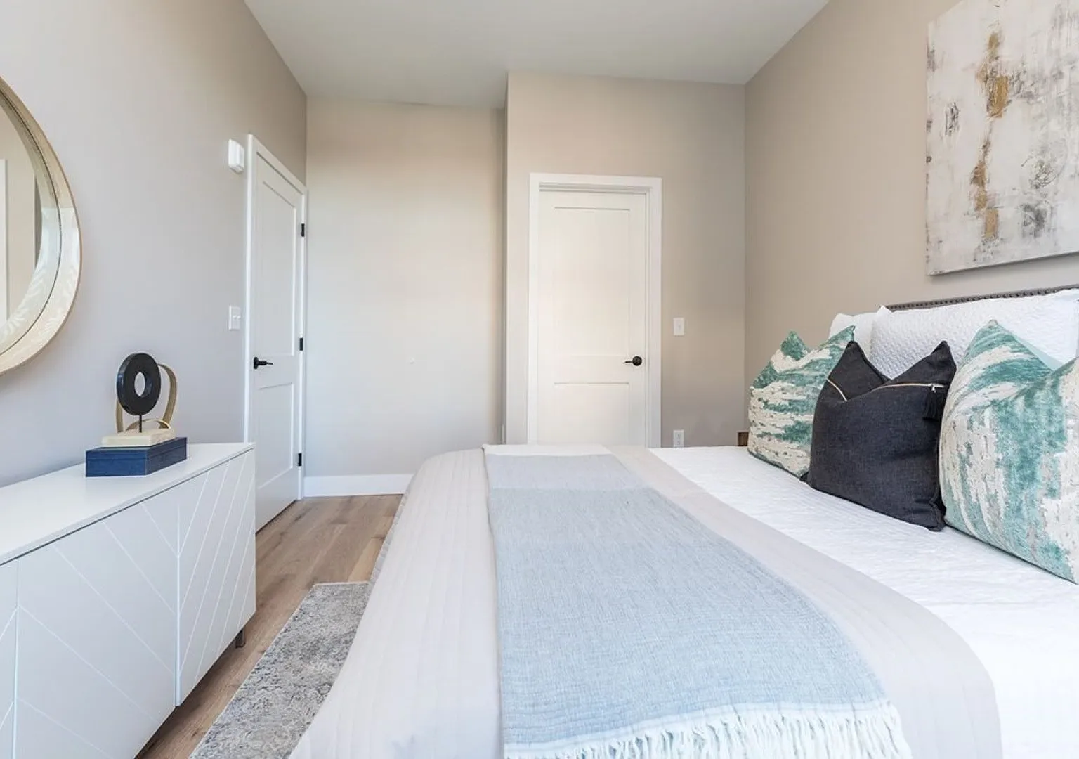 1 bedroom den for 9/1 with garage parking! — Photo 2