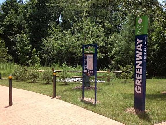 Walking distance to Greenway and lake