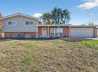 8 Village Dr, Saint Louis, MO 63146