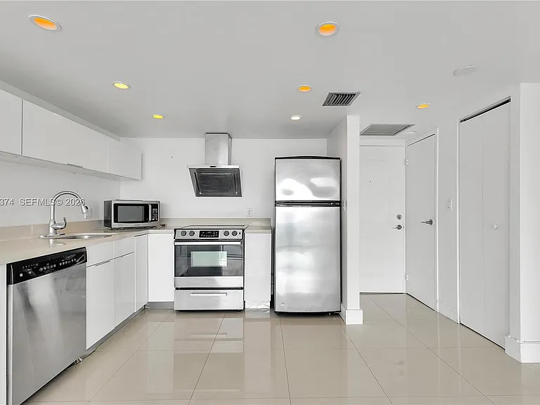 100 Bayview Dr #1002 — Photo 1