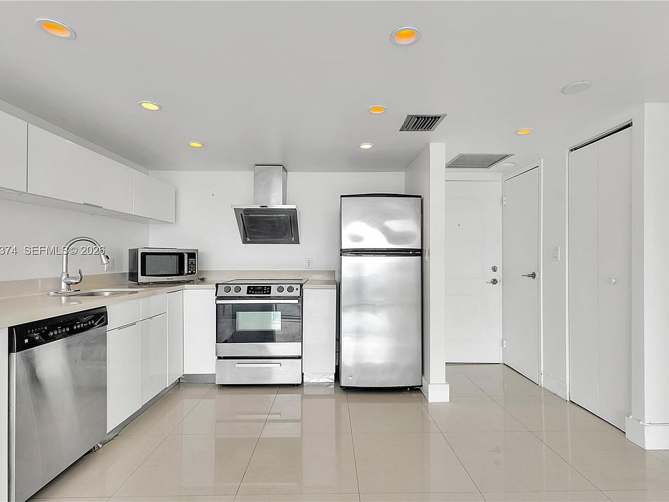 1st image of 100 Bayview Dr APT 1002