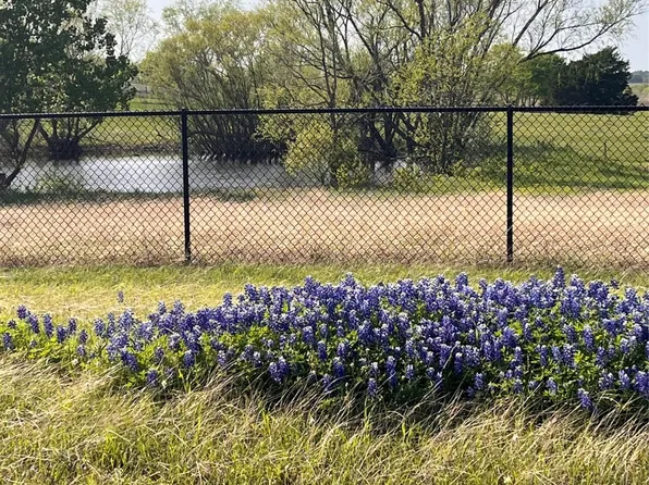 810 Cody Rd, Ennis, TX 75119