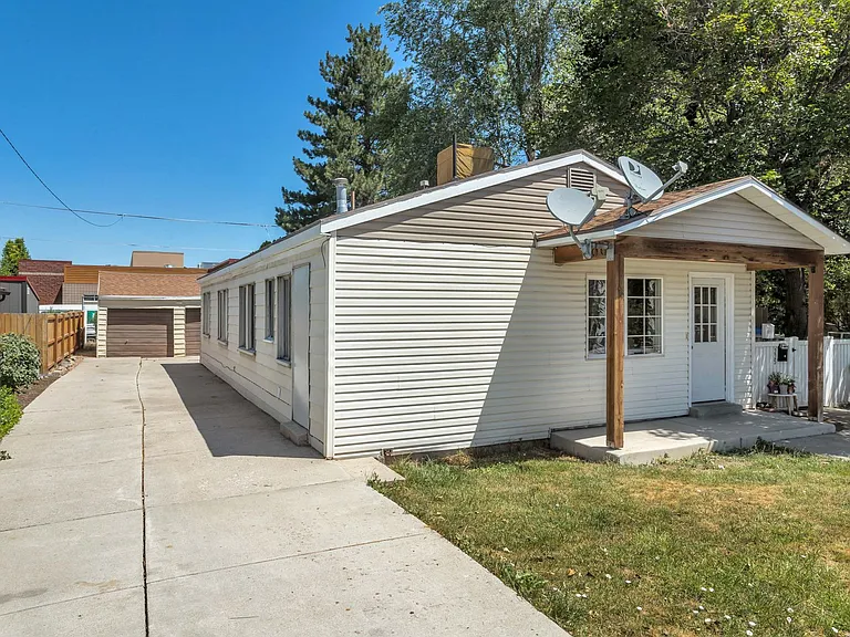 227 E Louise Ave — Photo 3