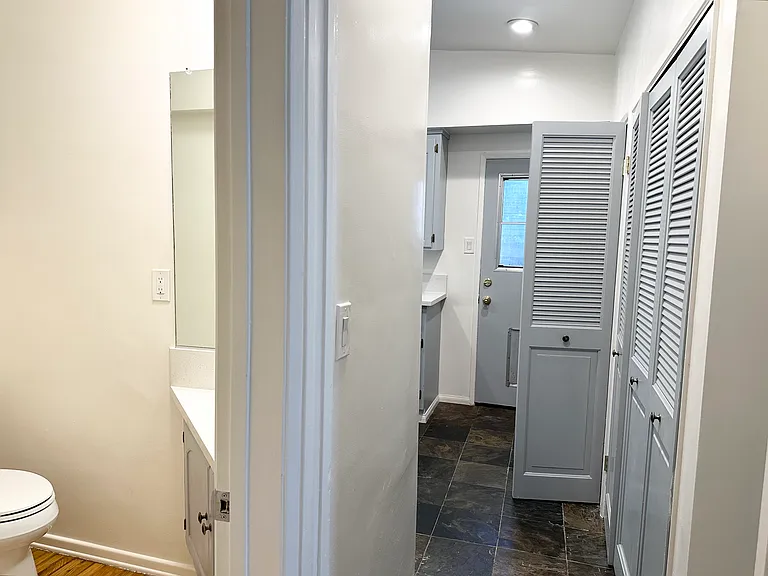 8640 Lookout Mountain Ave — Photo 15