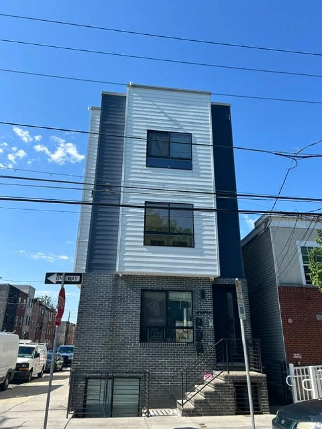 2 bed, 1050 sqft, $1,800 — Photo 1