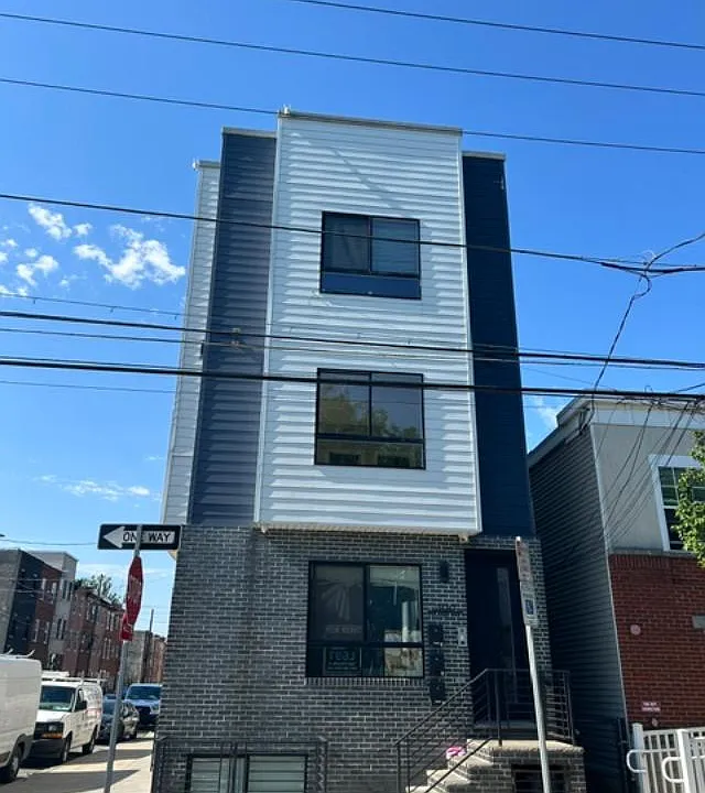 300 Diamond St #2