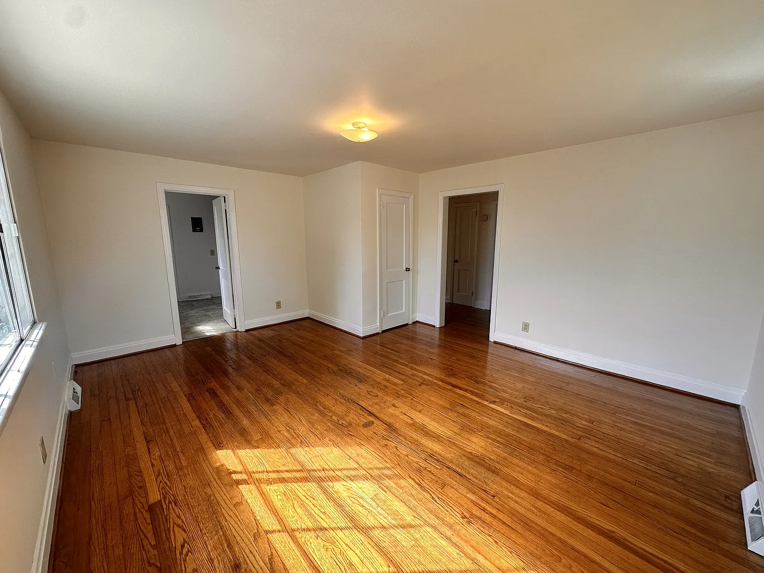 3 bed, 933 sqft, $1,650 — Photo 2