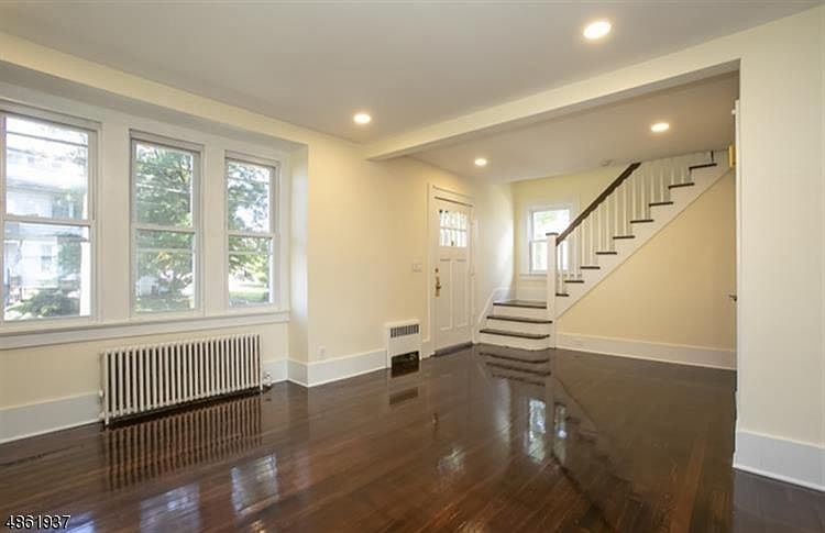 1st image of 16 Ashwood Ter