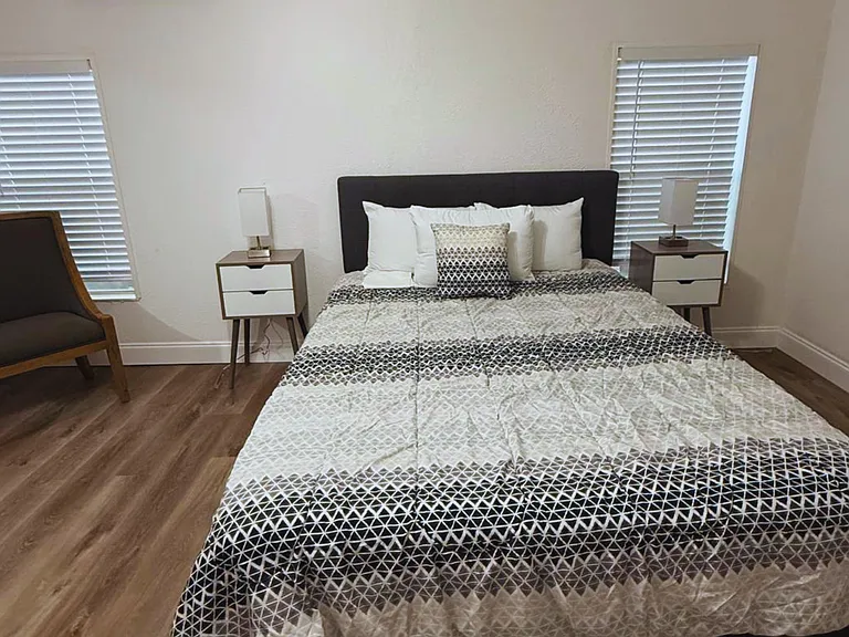 Charming studio with Smart TV, dining area, full kitchen and spotless bath.