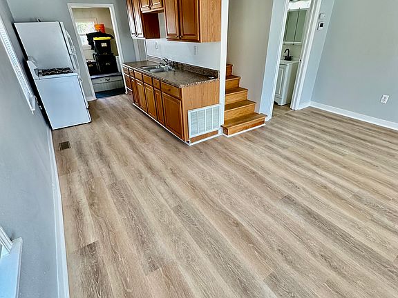 3rd image of 306 N Saginaw St #2
