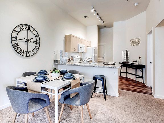 4th image of 827 Park Ave W #Se102