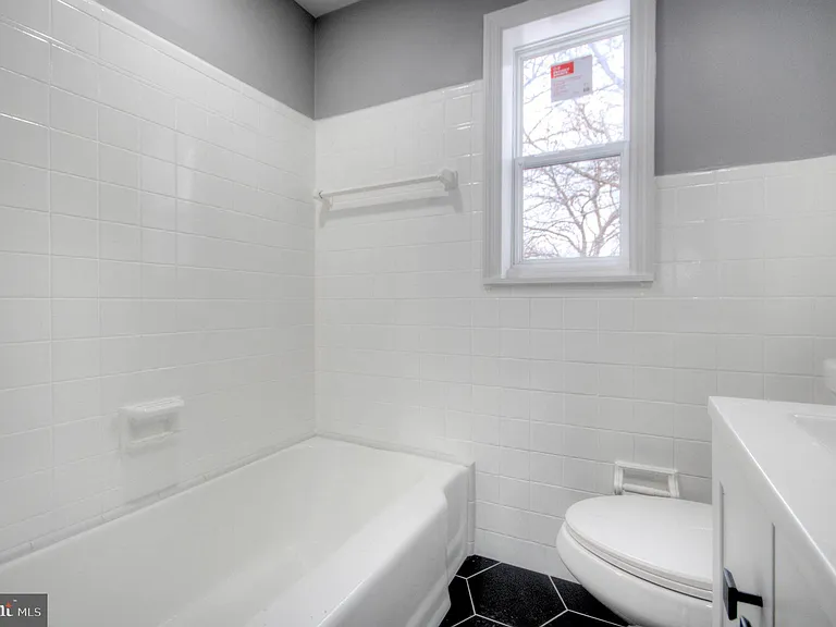 1327 Jackson St — Photo 22