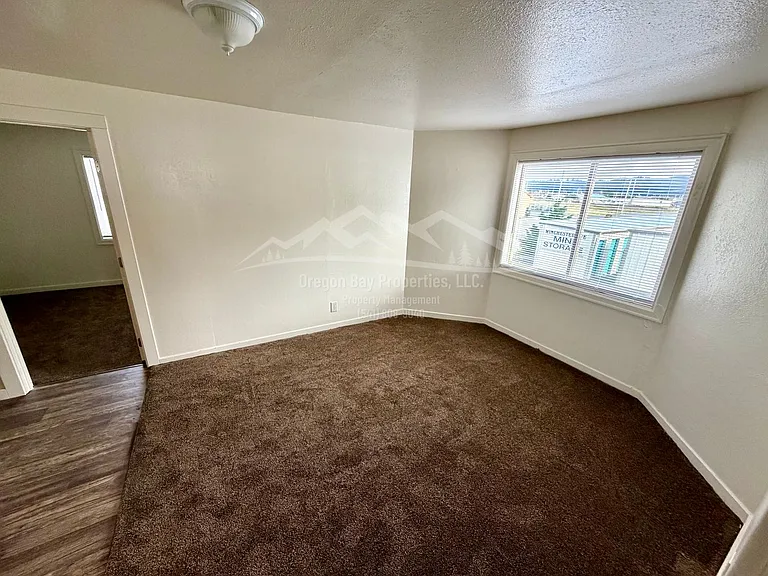 920 Winchester Ave — Photo 3