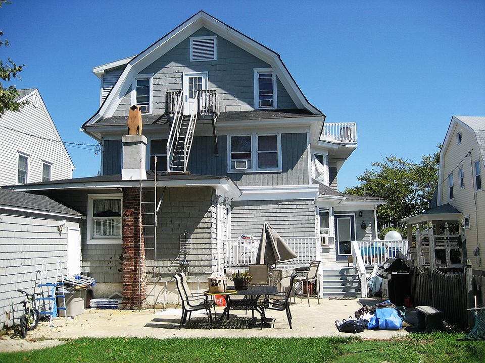Deep Fenced in Backyard w/ Patio, Deck & Outdoor Shower.