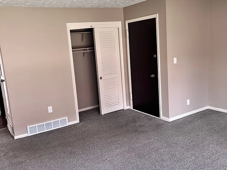 Bristol Square Apartments — Photo 187