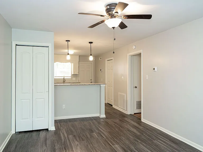 1600 N Alston Ave — Photo 8