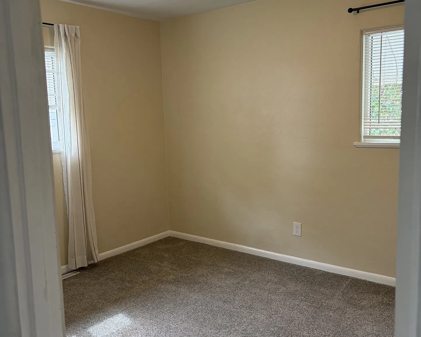 2 bed, 930 sqft, $1,600 — Photo 2