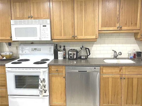 4th image of 105 Balmoral Ave #B1