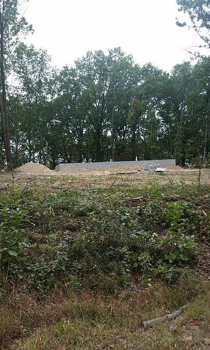 1st image of 2 Hutchinson Ln
